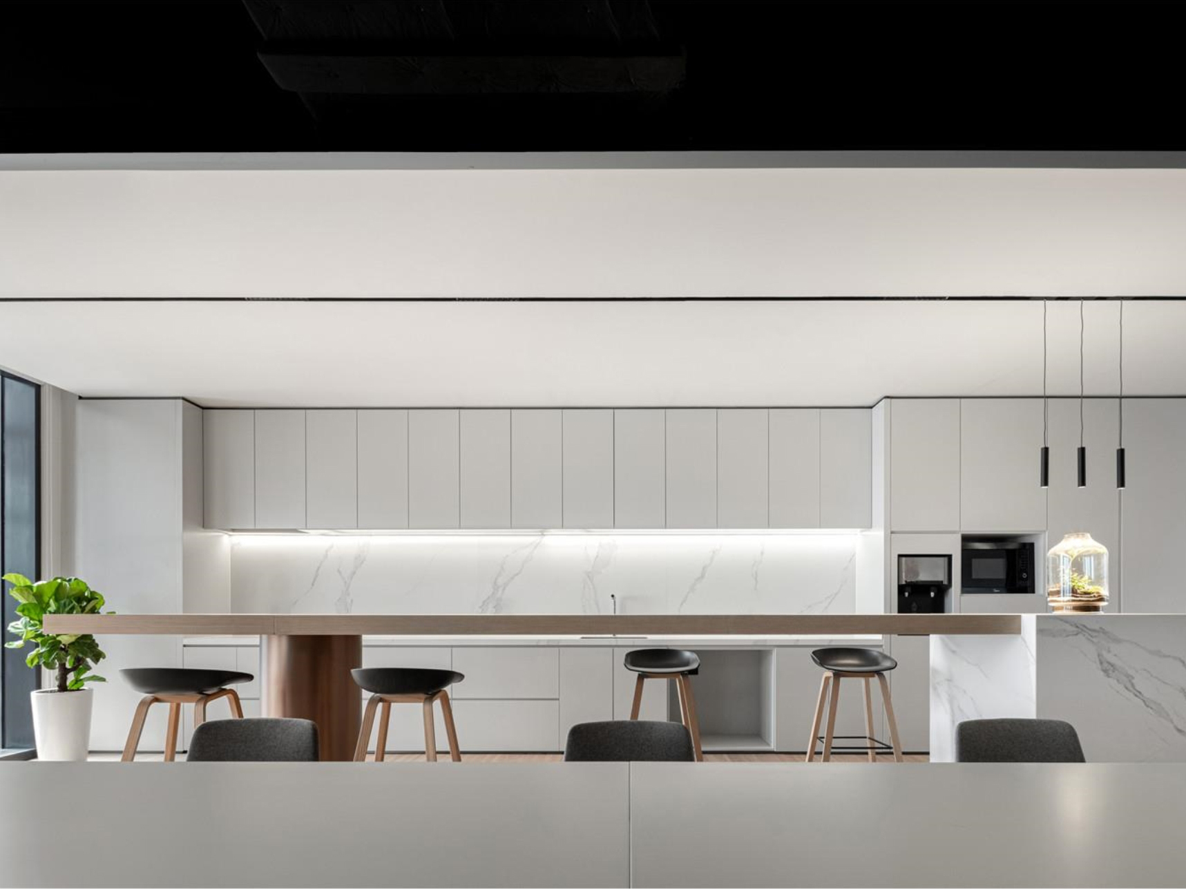 半山装饰带你了解---办公楼茶水间装修色彩搭配(图1)